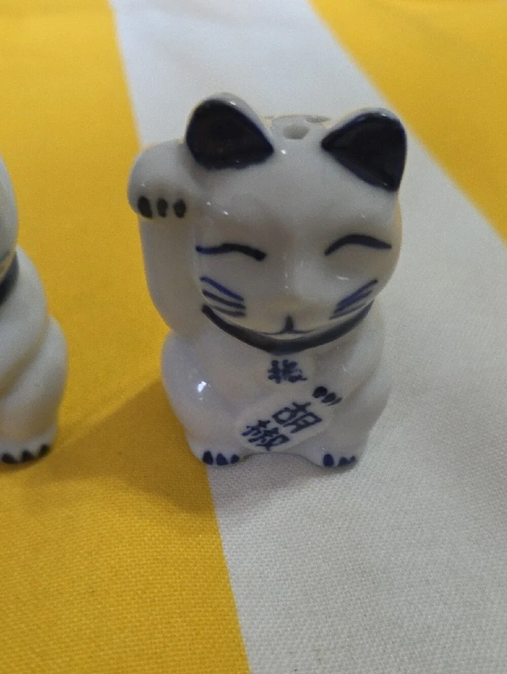 Blue White Maneki Neko Lucky Cat Salt & Pepper Shakers Porcelain Asian Decor